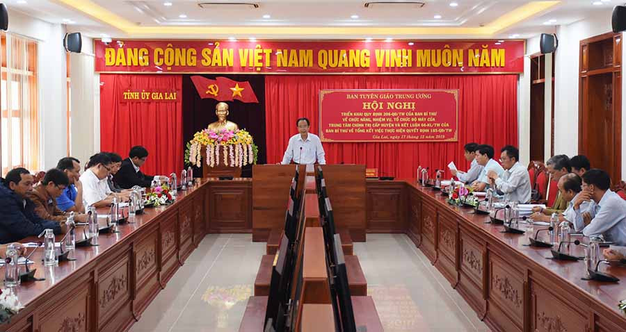  Đồng chí Lê Phan Lương-Ủy viên Ban Thường vụ Tỉnh ủy chủ trì hội nghị trực tuyến tại điểm cầu của tỉnh. Ảnh: M.N