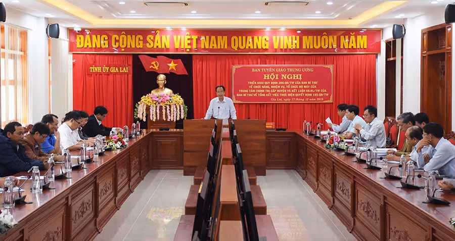  Đồng chí Lê Phan Lương-Ủy viên Ban Thường vụ Tỉnh ủy chủ trì hội nghị trực tuyến tại điểm cầu của tỉnh. Ảnh: M.N