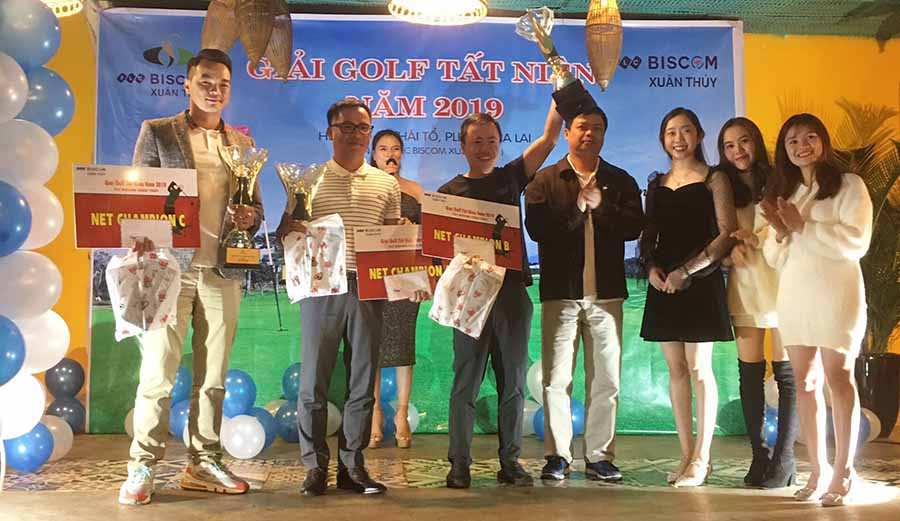  Ban tổ chức trao giải cho các vận động viên đạt thành tích xuất sắc tại giải. Ảnh: Hà Phương