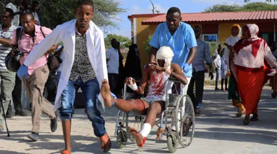  Những người bị thương được đưa vào bệnh viện cấp cứu. Ảnh: Reuters