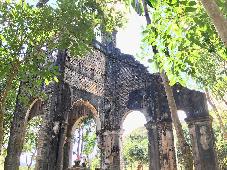  Qua hơn một thế kỷ, do sự tàn phá nặng nề của chiến tranh nên ngôi thánh đường này chỉ còn giữ lại được một phần tháp chuông và mặt trụ phía trước. Ảnh: Chu Thế Dũng