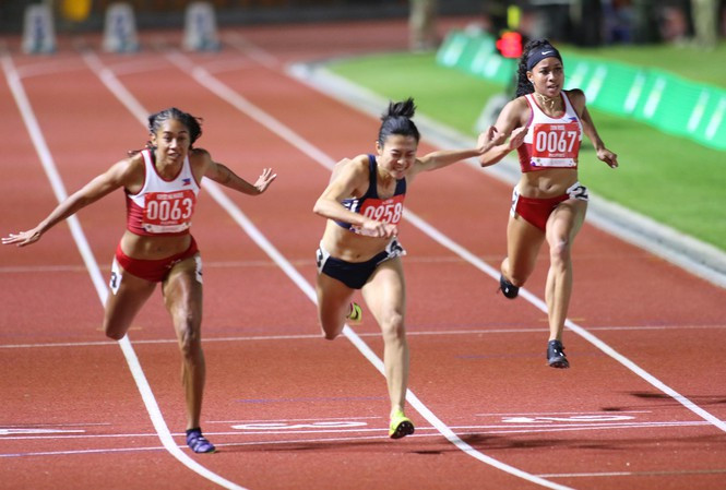  Tú Chinh đánh bại 2 VĐV nhập tịch của chủ nhà Philippines để bảo vệ thành công danh hiệu nữ hoàng điền kinh Đông Nam Á ở cự ly 100m nữ ảnh: H.M 