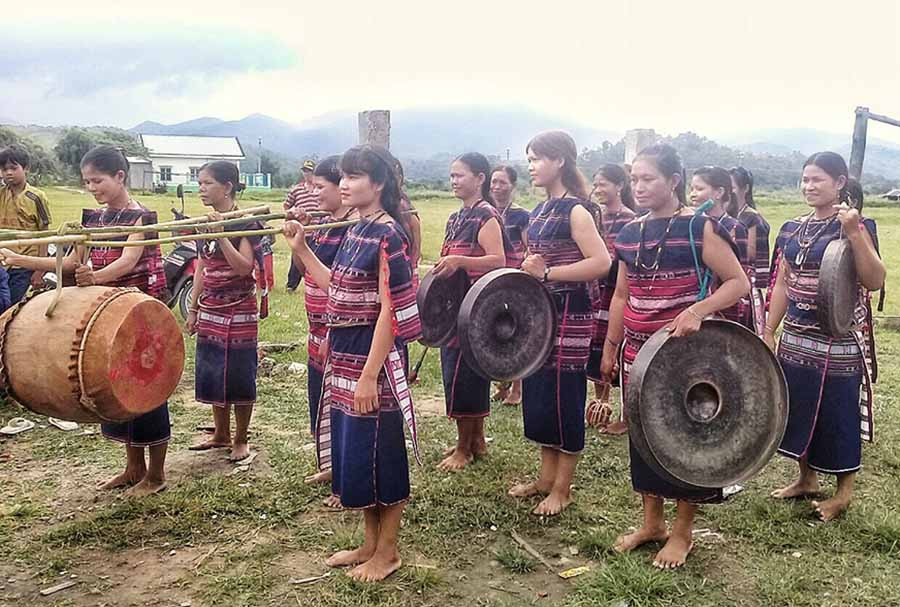 Sự xuất hiện đội chiêng nữ tại các buôn làng là nỗ lực trong gìn giữ văn hóa. Ảnh: Hoàng Ngọc