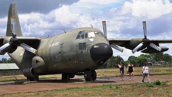 Máy bay C-130 ở khu di tích Tà Cơn trên đường vào Sa Mù - Ảnh: L.Đ.Dục