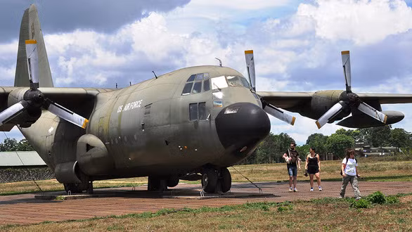 Máy bay C-130 ở khu di tích Tà Cơn trên đường vào Sa Mù - Ảnh: L.Đ.Dục