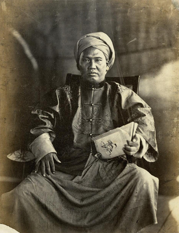 Bức ảnh chụp một chức sắc địa phương ở Sài Gòn trên tàu Catinat, năm 1859 (chú thích gốc: “Ton Kin Sing Saygon Cochinchine. Catinat 1859”), in albumen, Berranger - Ảnh trong bộ sưu tập của Terry Bennett