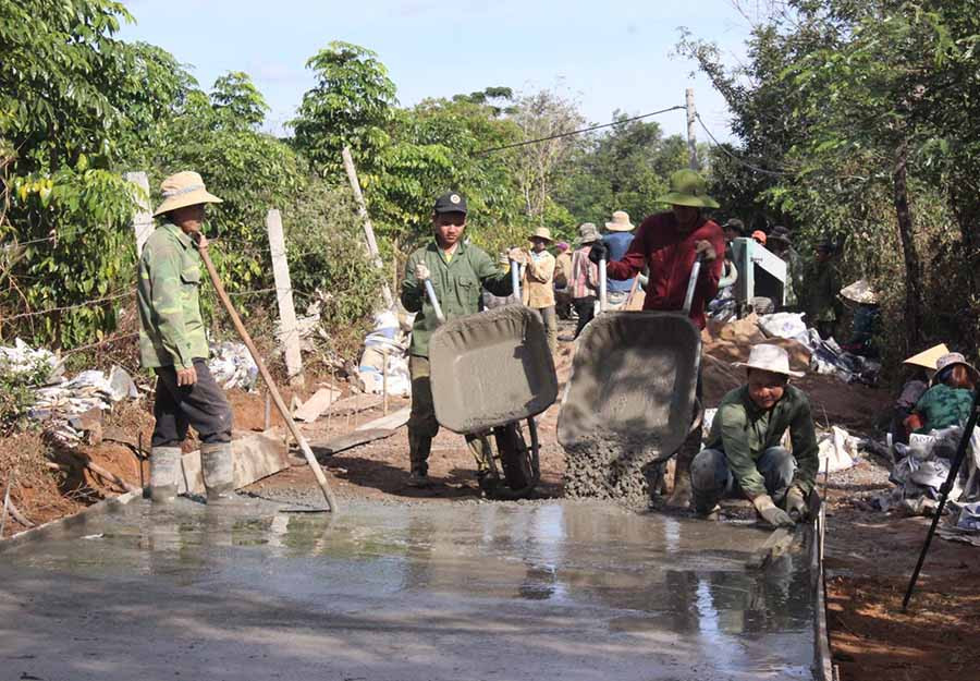  Người dân làng Bẹk (xã Ia Bă, huyện Ia Grai) tham gia làm đường giao thông nông thôn. Ảnh: internet