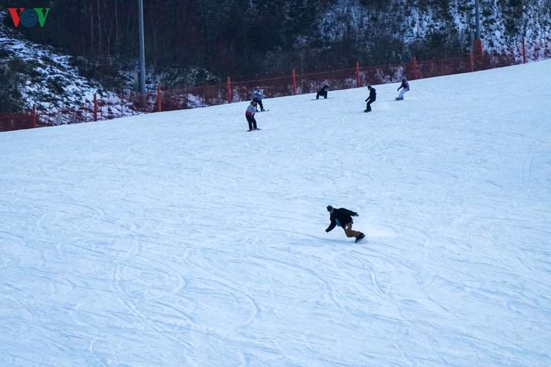 Chứng kiến màn trình diễn như VĐV chuyên nghiệp của những người chơi khác cũng rất hấp dẫn. Chứng kiến màn trình diễn như VĐV chuyên nghiệp của những người chơi khác cũng rất hấp dẫn.