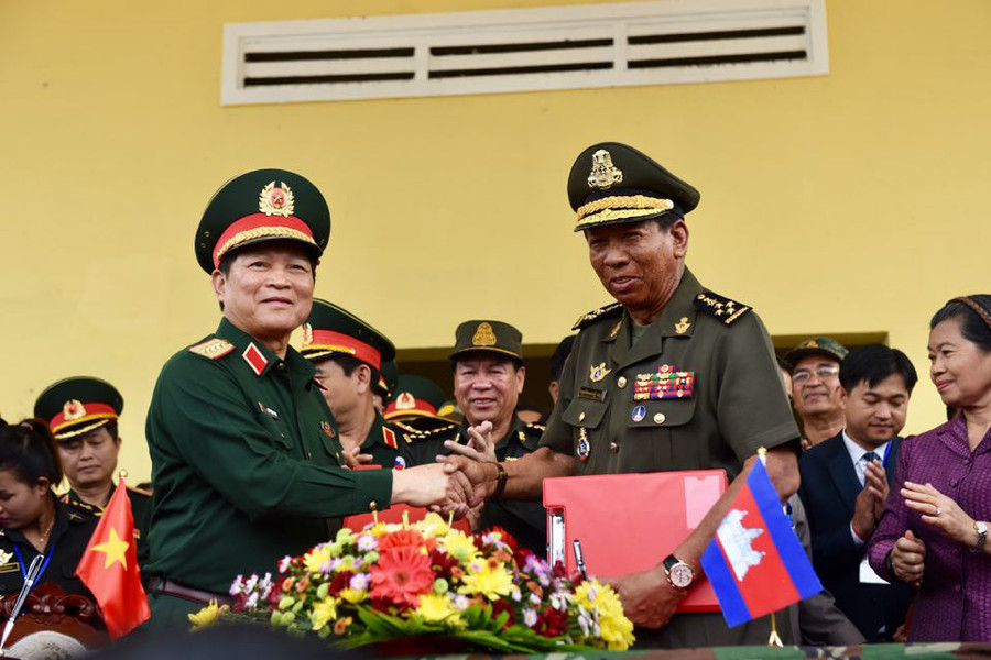  Bộ trưởng hai nước bàn giao bệnh xá - Ảnh: DUYÊN PHAN