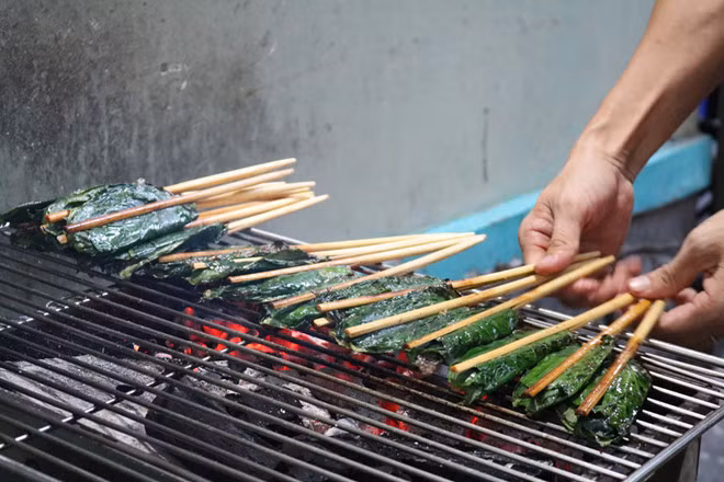  Bò lá lốt, món ăn hấp dẫn trên đường phố Sài Gòn. Ảnh: Phan Giang