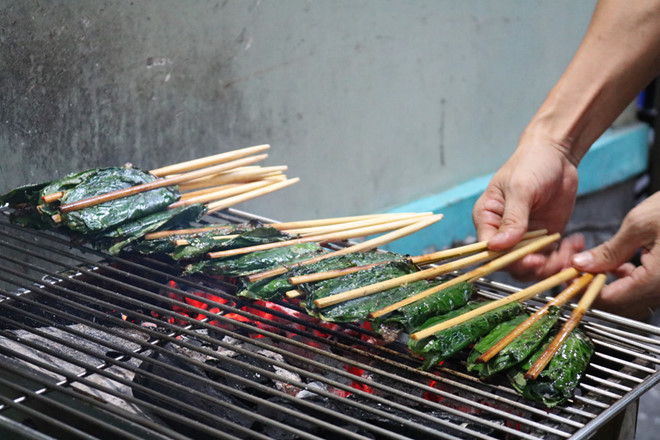  Bò lá lốt, món ăn hấp dẫn trên đường phố Sài Gòn. Ảnh: Phan Giang