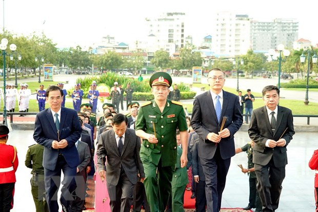 Đại sứ Việt Nam tại Campuchia Vũ Quang Minh dẫn đầu đoàn đại biểu dâng hương tại Tượng đài Hữu nghị Việt Nam-Campuchia. (Ảnh: Trần Long/TTXVN) Đại sứ Việt Nam tại Campuchia Vũ Quang Minh dẫn đầu đoàn đại biểu dâng hương tại Tượng đài Hữu nghị Việt Nam-Campuchia. (Ảnh: Trần Long/TTXVN)
