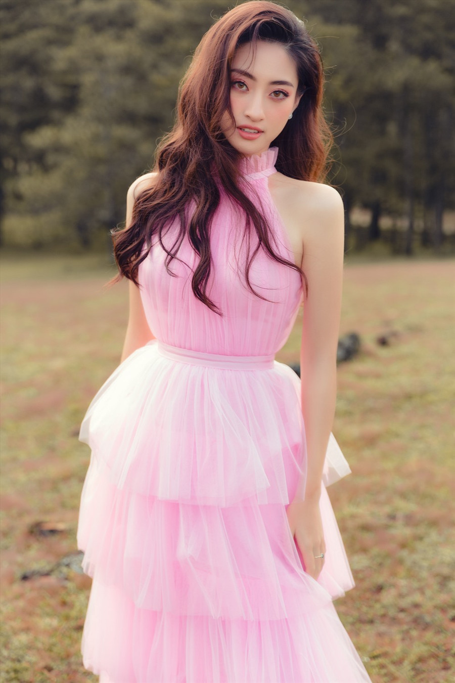 Dừng chân tại Top 12 và chưa thể tiến sâu vào Top 5 như kì vọng, người đẹp Cao Bằng cho hay, ở thời điểm đó cô đang có nhiều cảm xúc cũng như việc công bố quá nhanh cũng khiến cô chưa kịp suy nghĩ gì. Điều duy nhất cô nhận thức được là mọi người đã đặt niềm tin ở cô nhiều hơn và cô rất trân trọng những tình cảm và quan tâm khán giả theo dõi dành cho mình. Ảnh: Nguyễn Trường Sơn.