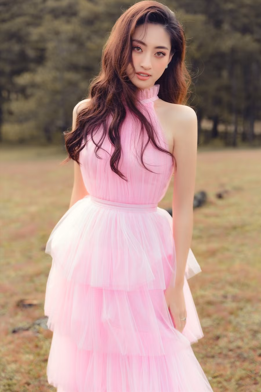 Dừng chân tại Top 12 và chưa thể tiến sâu vào Top 5 như kì vọng, người đẹp Cao Bằng cho hay, ở thời điểm đó cô đang có nhiều cảm xúc cũng như việc công bố quá nhanh cũng khiến cô chưa kịp suy nghĩ gì. Điều duy nhất cô nhận thức được là mọi người đã đặt niềm tin ở cô nhiều hơn và cô rất trân trọng những tình cảm và quan tâm khán giả theo dõi dành cho mình. Ảnh: Nguyễn Trường Sơn.