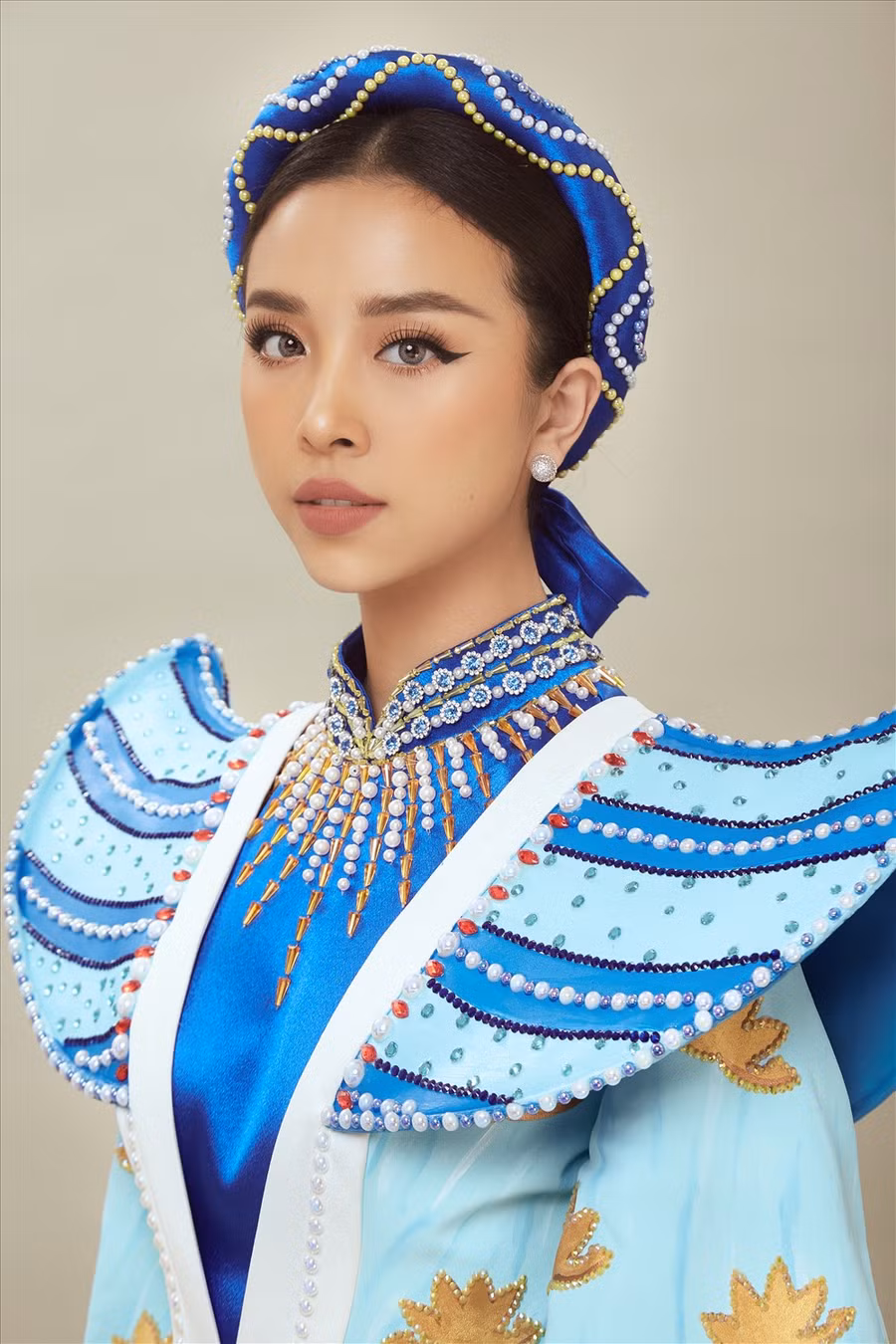 “Đây là bộ trang phục được lấy ý tưởng từ câu chuyện cổ tích “Thạch Sanh- Lý Thông” xuất phát từ chính quê hương Kiên Giang của Thúy An. Bộ trang phục dân tộc tôi thiết kế dành riêng cho vẻ đẹp của Thuý An nên cái tên 