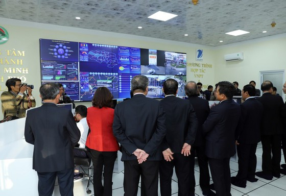 Các đại biểu tham quan Trung tâm điều hành thông minh thành phố Đà Lạt trong ngày khai trương. “Đầu não” của một thành phố thông minh