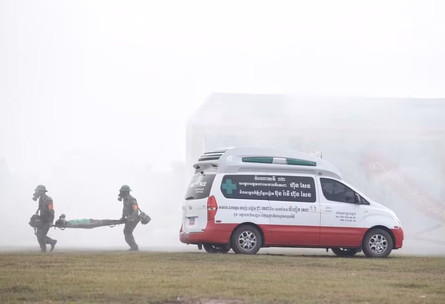  Lực lượng cứu hộ cấp cứu, đưa nạn nhân ra khỏi khu vực rò rỉ hóa chất - Ảnh: DUYÊN PHAN