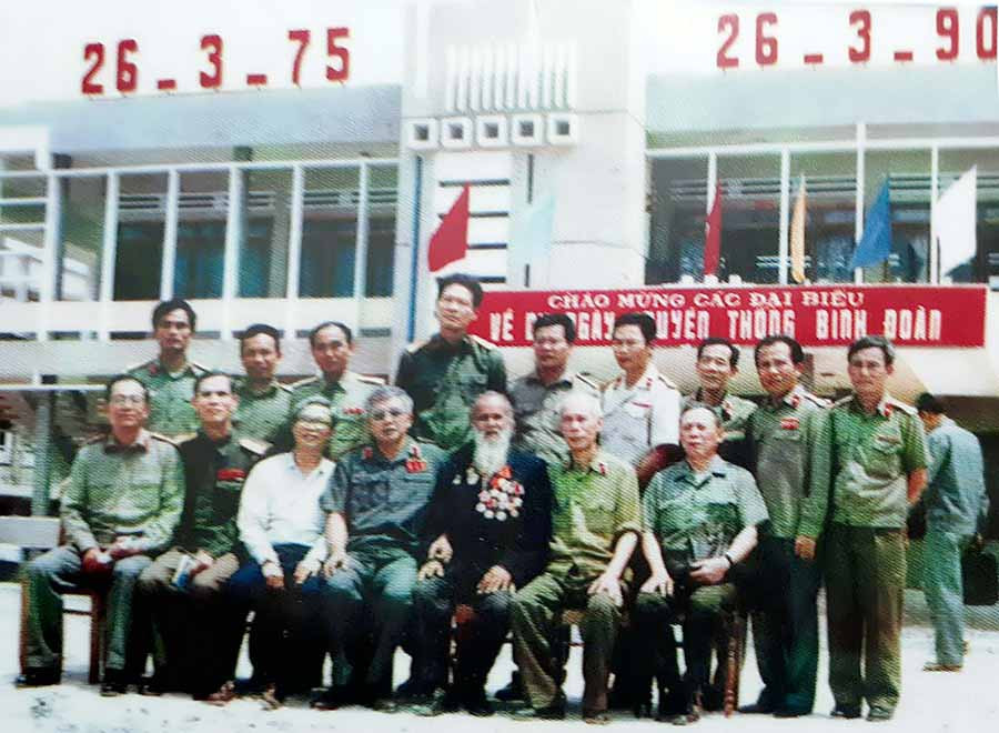 Thượng tướng Đặng Vũ Hiệp (ngồi giữa) cùng Anh hùng Núp và một số tướng lĩnh Mặt trận Tây Nguyên trong dịp kỷ niệm 15 năm Ngày thành lập Quân đoàn 3. Ảnh H.T  Thượng tướng Đặng Vũ Hiệp (ngồi giữa) cùng Anh hùng Núp và một số tướng lĩnh Mặt trận Tây Nguyên trong dịp kỷ niệm 15 năm Ngày thành lập Quân đoàn 3. Ảnh H.T