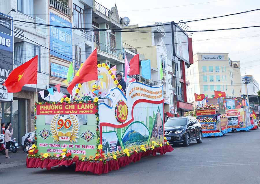 Xe hoa đại diện cho các xã, phường, đơn vị, doanh nghiệp tham gia diễu hành trên đường phố. ảnh: P.L