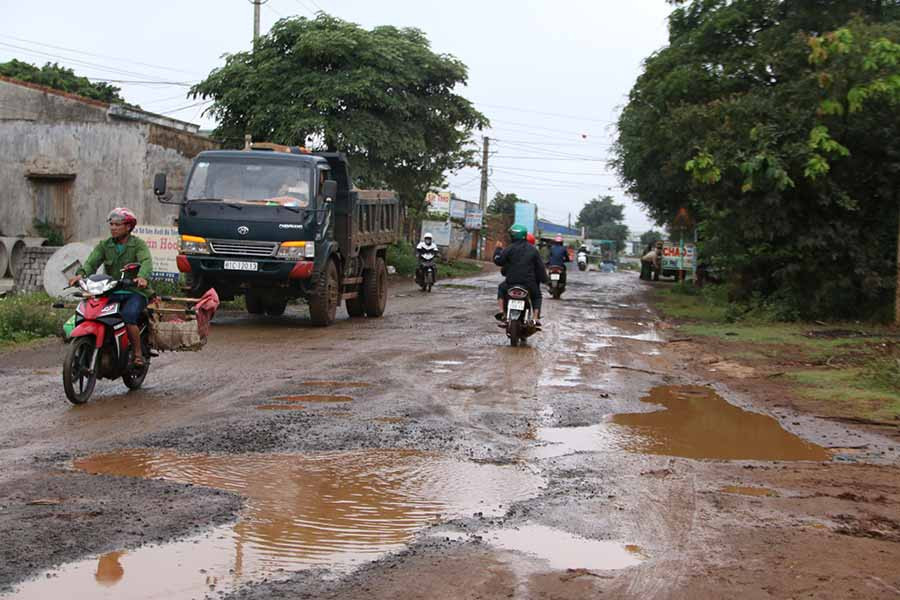  Hiện tuyến đường đã hư hỏng, xuống cấp nghiêm trọng. Ảnh: G.N
