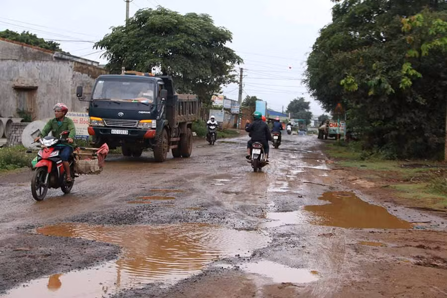  Hiện tuyến đường đã hư hỏng, xuống cấp nghiêm trọng. Ảnh: G.N
