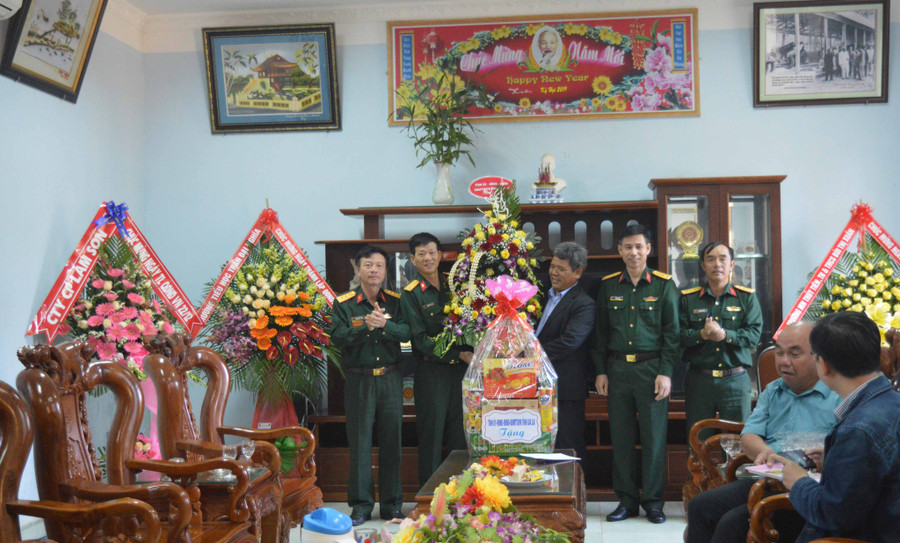  Đồng chí Hồ Văn Điềm thăm và chúc mừng cán bộ, chiến sĩ Kho K870. Ảnh: Anh Huy