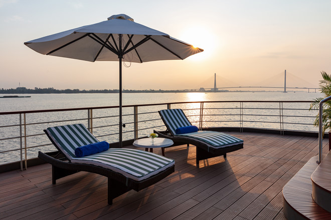  Khu vực tắm nắng gần hồ bơi trên du thuyền - Ảnh Đình Tuyển