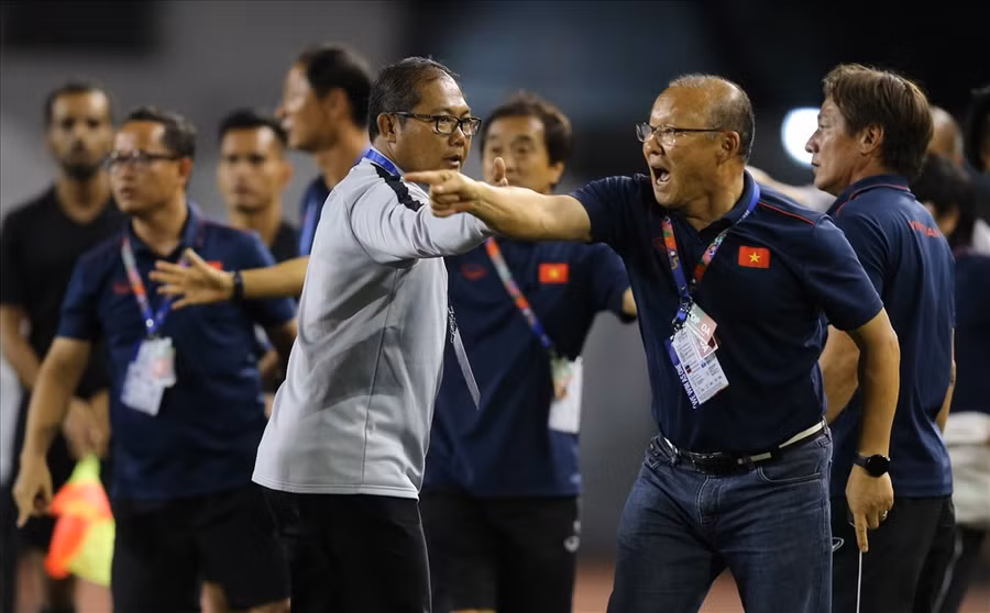 HLV Park Hang-seo luôn giúp các học trò yên tâm thi đấu. Ảnh:; D.P