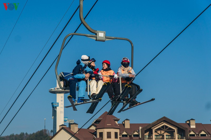 Những người có kinh nghiệm có thể đi cáp treo lên đỉnh dốc, chinh phục các đường trượt trung cấp, cao cấp với nhiều khúc cua ngoằn ngoèo, ngắm cảnh núi non kỳ vĩ từ trên cao. Những người có kinh nghiệm có thể đi cáp treo lên đỉnh dốc, chinh phục các đường trượt trung cấp, cao cấp với nhiều khúc cua ngoằn ngoèo, ngắm cảnh núi non kỳ vĩ từ trên cao.