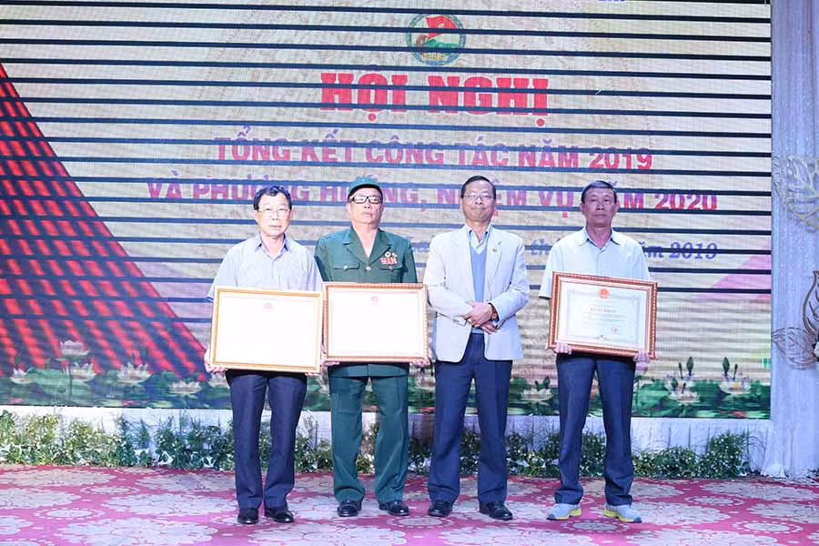 Tặng bằng khen của UBND tỉnh cho các tập thể. Ảnh: Ngọc Sang