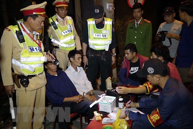 Các đối tượng và tang vật thu giữ được. (Ảnh: Đức Thọ/TTXVN)