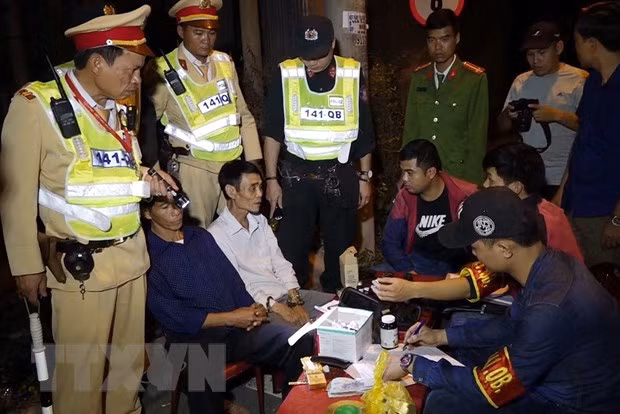 Các đối tượng và tang vật thu giữ được. (Ảnh: Đức Thọ/TTXVN)