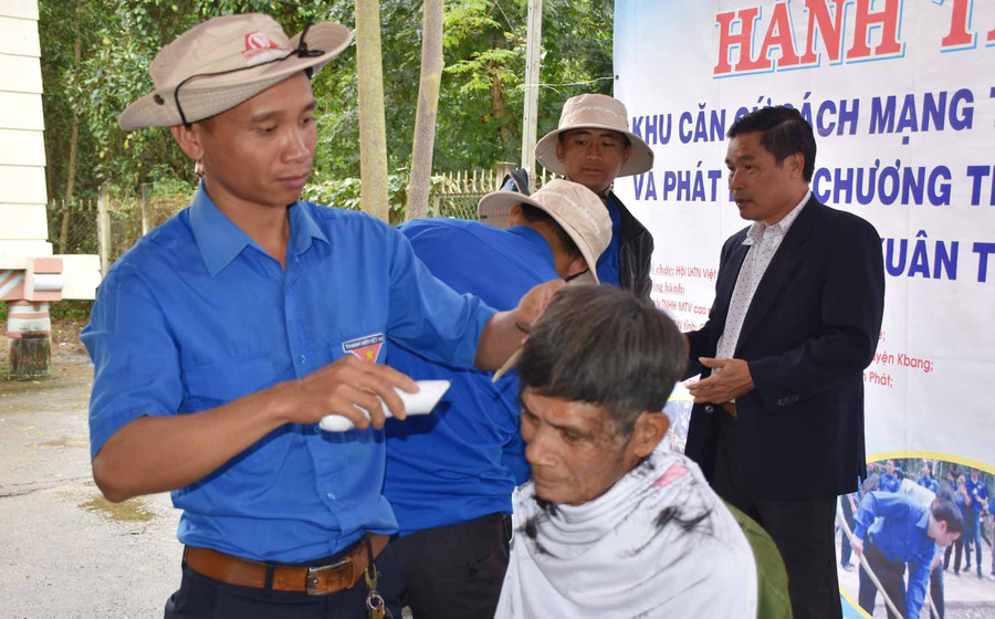 Cắt tóc miễn phí cho người dân làng Tăng Lăng. Ảnh: hà Phương
