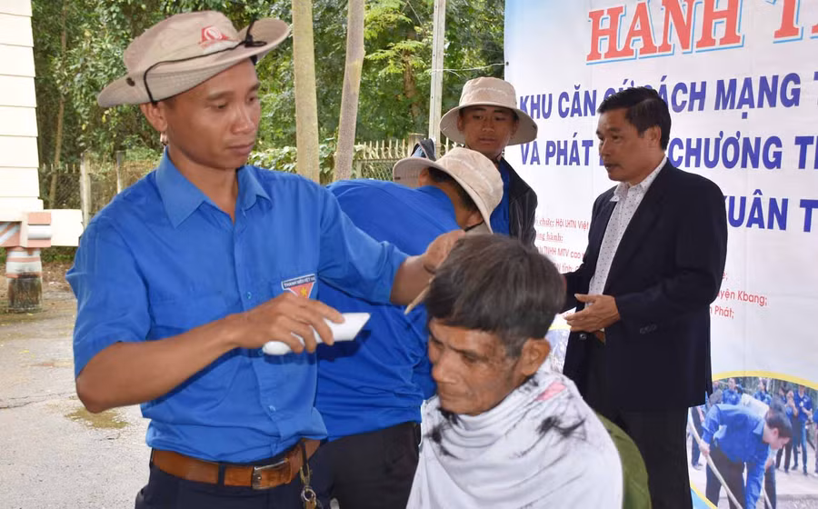 Cắt tóc miễn phí cho người dân làng Tăng Lăng. Ảnh: hà Phương