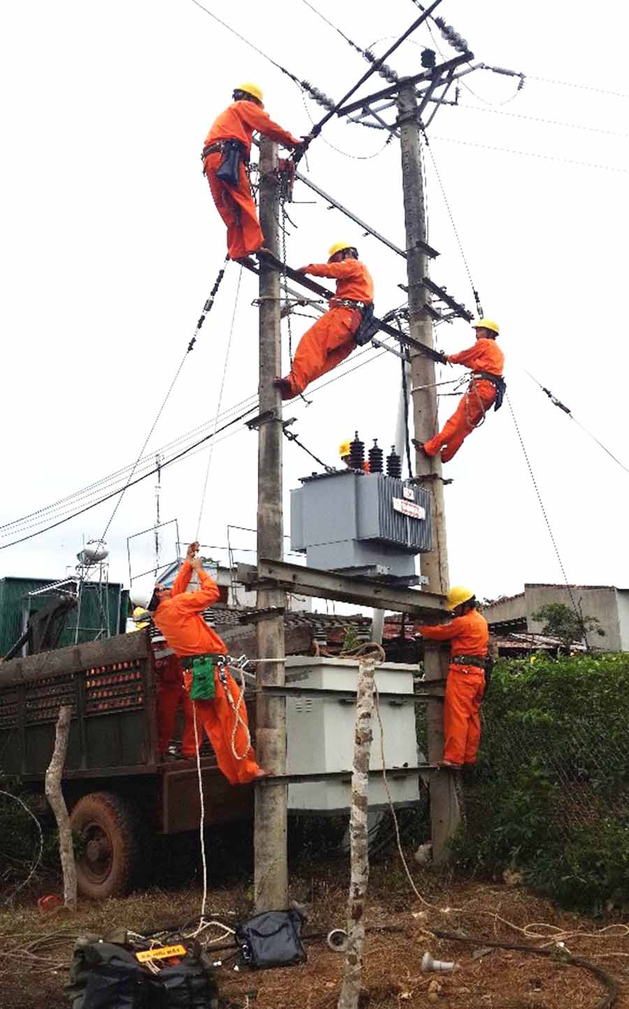  Kiểm tra an toàn lưới điện. Ảnh: H.D