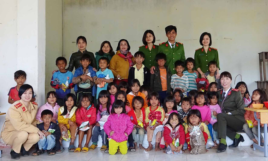 Quang cảnh buổi tặng áo ấm cho các em học sinh có hoàn cảnh khó khăn. Ảnh: Hà Phương