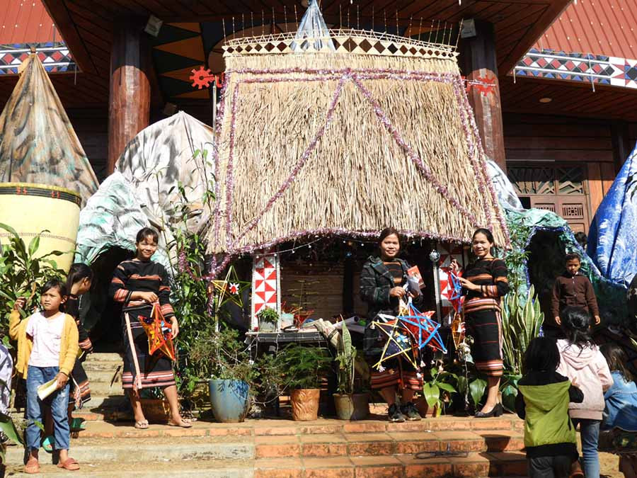 Giáo dân vùng dân tộc thiểu số rộn ràng chuẩn bị giáng sinh. Ảnh: T.N