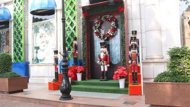 Những tiểu cảnh được dựng trước trung tâm thương mại Diamond Plaza