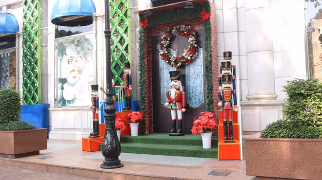 Những tiểu cảnh được dựng trước trung tâm thương mại Diamond Plaza