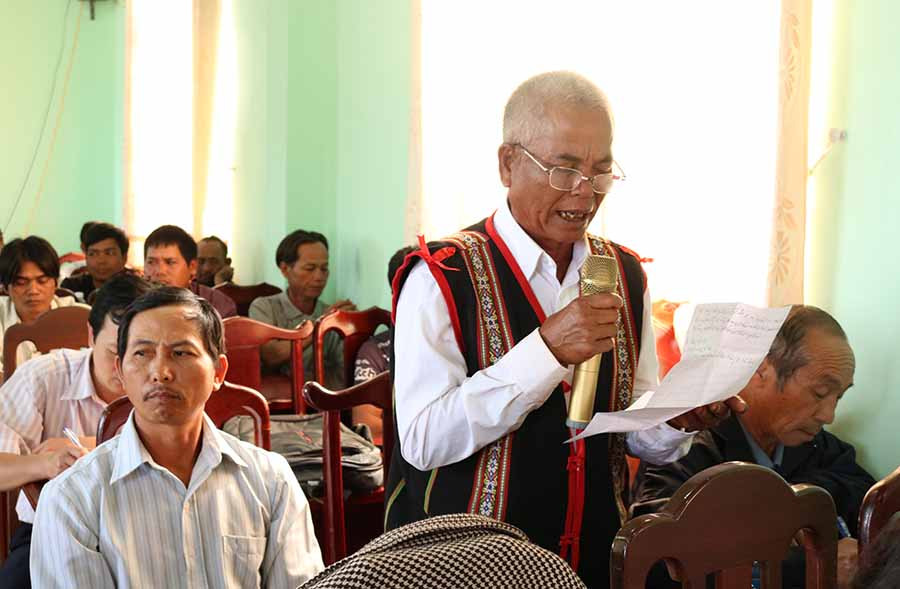 Cử tri xã Al Bá kiến nghị với các đại biểu Quốc hội tại buổi tiếp xúc. Ảnh: N.S