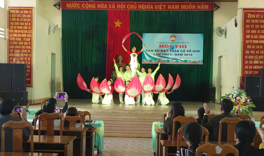 Phần thi năng khiếu của đội Đak Ta Ley. Ảnh: Hà Phương