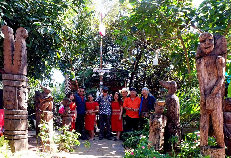  Tượng gỗ trang trí trong khuôn viên quán ăn của Nghệ nhân Ưu tú Ksor H'Nao (làng Kép, phường Đống Đa, TP. Pleiku). Ảnh: DƯƠNG MINH BÌNH