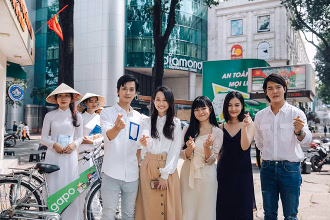 Trần Nghĩa, Trúc Anh 'gây sốt' cùng đoàn diễu hành áo dài khắp Sài Gòn hôm 21.12 Ảnh: FBNV