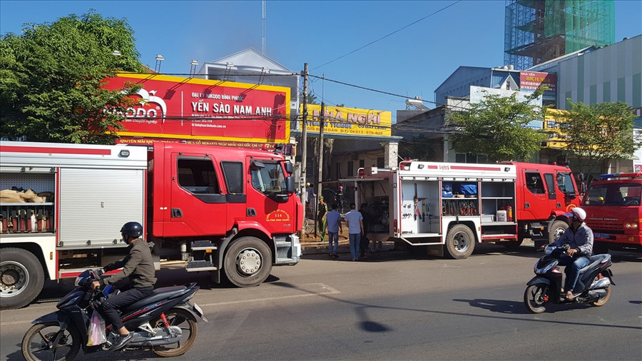 Nhà nghỉ bị châm xăng đốt. Ảnh: AX Nhà nghỉ bị châm xăng đốt. Ảnh: AX