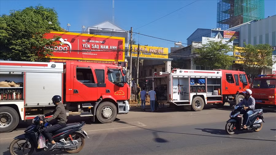 Nhà nghỉ bị châm xăng đốt. Ảnh: AX