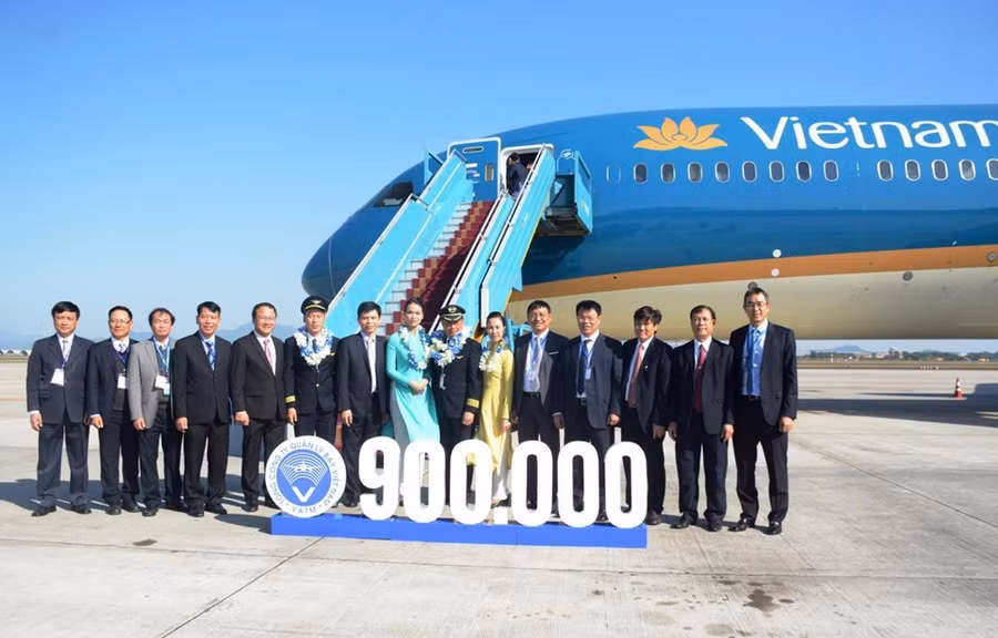  Tổng công ty Quản lý bay Việt Nam chào đón chuyến bay điều hành thứ 900.000 trong năm 2019. (Ảnh: Việt Hùng/Vietnam+)