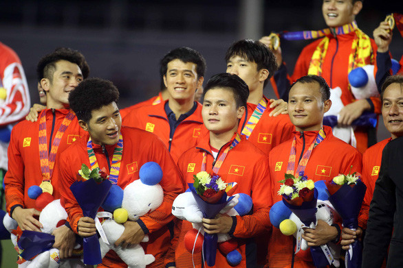  Quang Hải (giữa) trên bục nhận HCV SEA Games 2019 - Ảnh: N.K