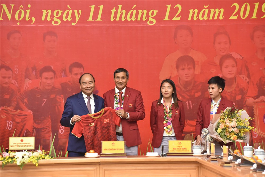  Thủ tướng nhận chiếc áo đấu có chữ ký của các cầu thủ đội tuyển nữ. Ảnh: Đ.H