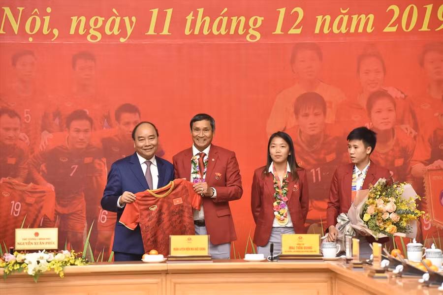  Thủ tướng nhận chiếc áo đấu có chữ ký của các cầu thủ đội tuyển nữ. Ảnh: Đ.H