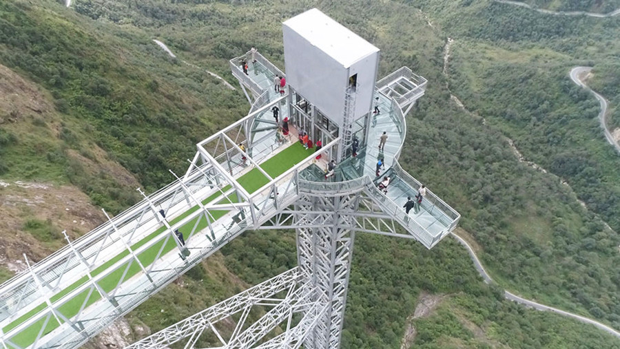  Cây cầu kính cao nhất Việt Nam này nằm ở độ cao hơn 2.000 m so với mực nước biển